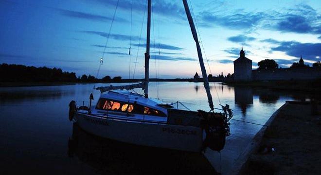 Yacht with monastery © Ivan Dementievsky